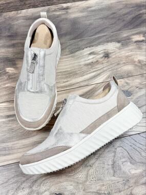 NIB Bzees LifeStride Winner Sneakers 9.5M Slip On Comfort Athletic Shoes Beige